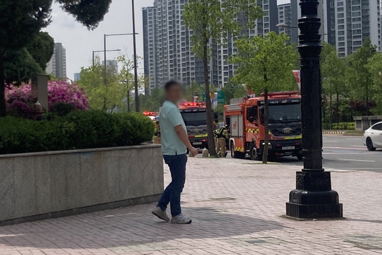 [속보] 소방 "잠실 롯데월드 내 마트서 용접 중 화재…진화 중"