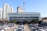수원 골목길서 테슬라 차량 돌진…2명 경상·주차차량 7대 파손