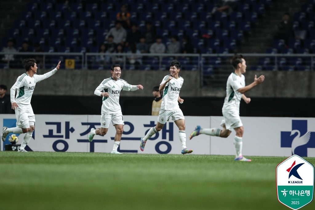 전진우의 득점 후 함께 기뻐하는 전북 선수들.