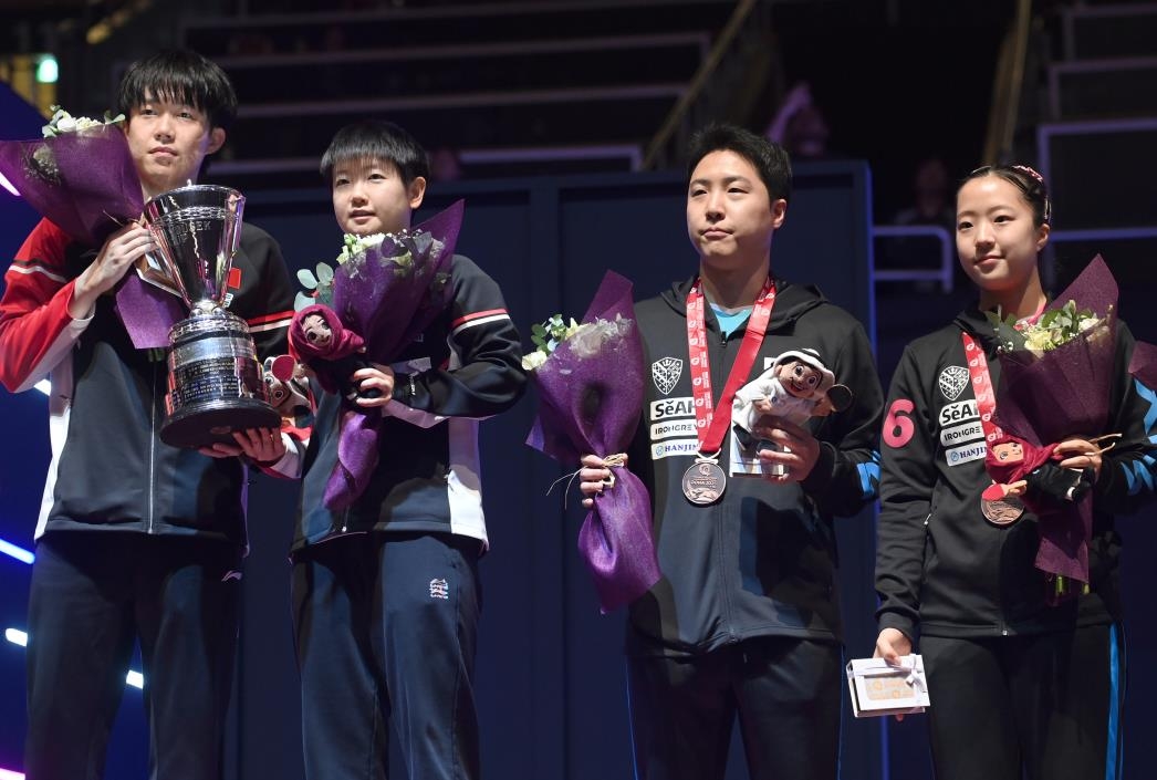 세계탁구선수권 혼합복식 동메달을 임종훈과 신유빈 조, 왼쪽은 금메달을 딴 중국 
