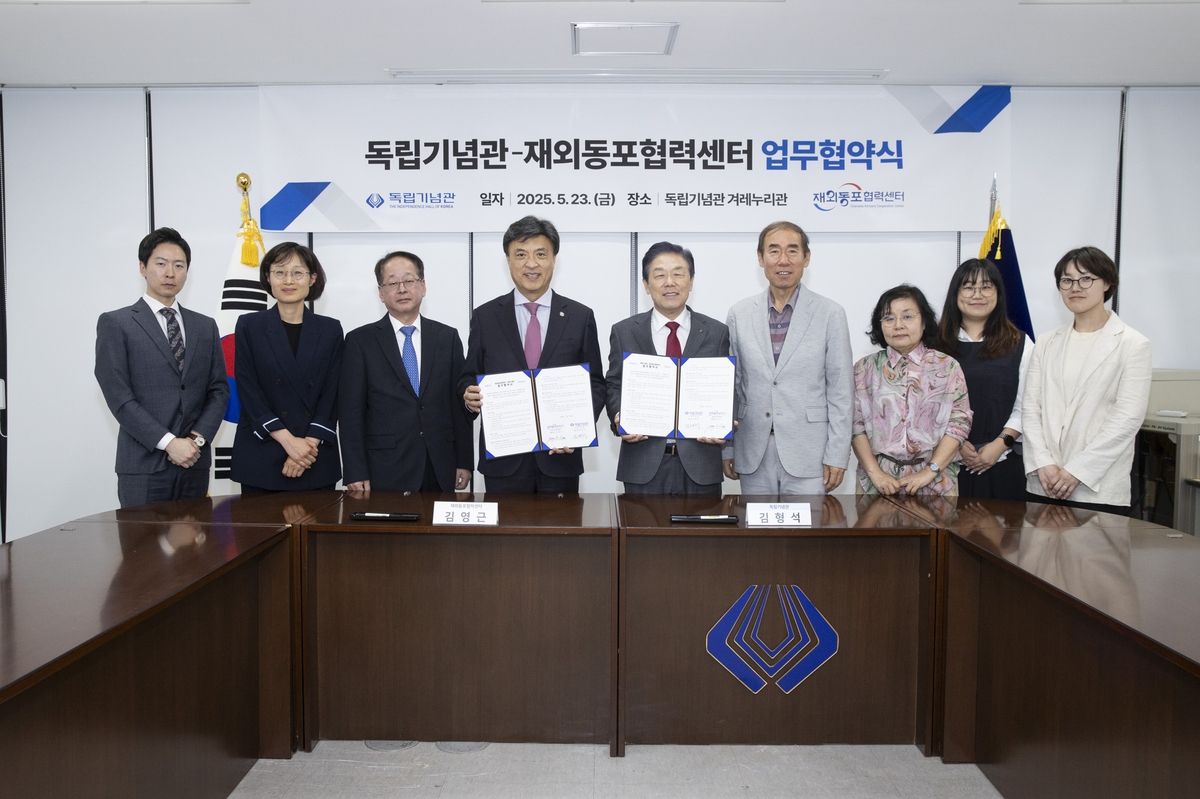 기념촬영하는 관계자들