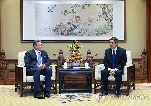 마로시 셰프초비치 EU 집행위원과 허리펑 중국 부총리
