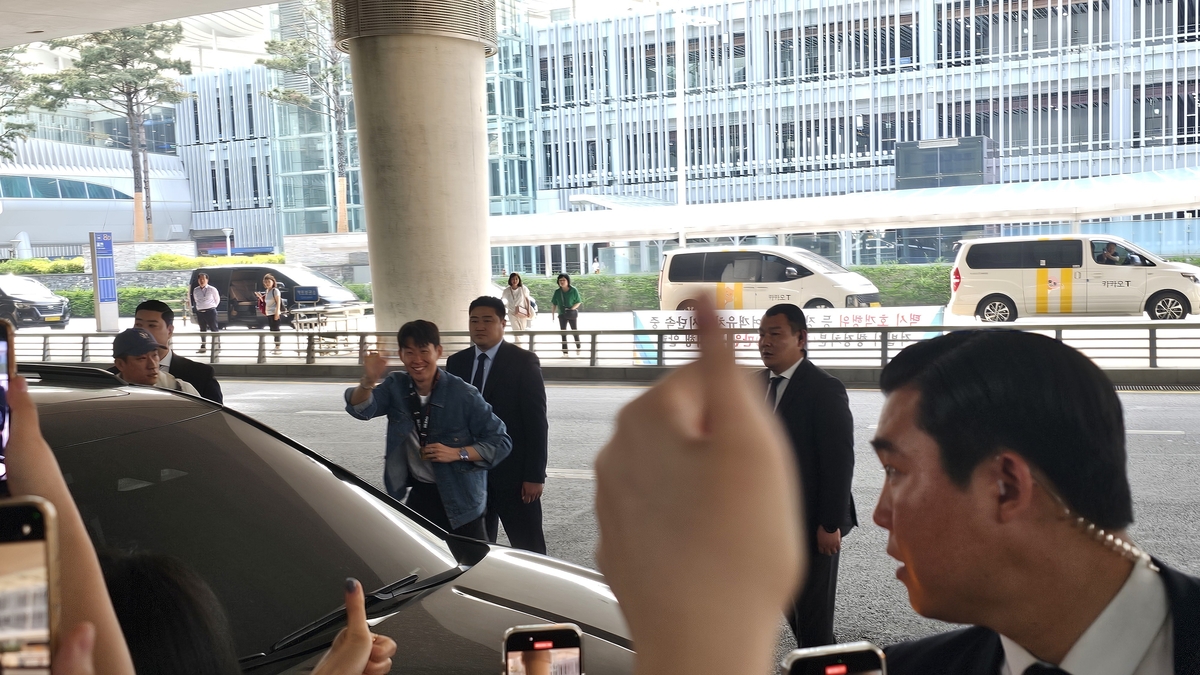 차량 탑승 전 우승 메달을 목에 걸어 보인 손흥민