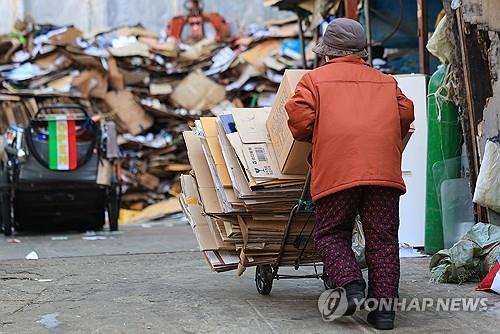 폐지 줍는 노인
