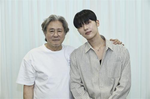 최민식, 괴팍한 교수로 변신…넷플 새 시리즈 '맨 끝줄 소년'