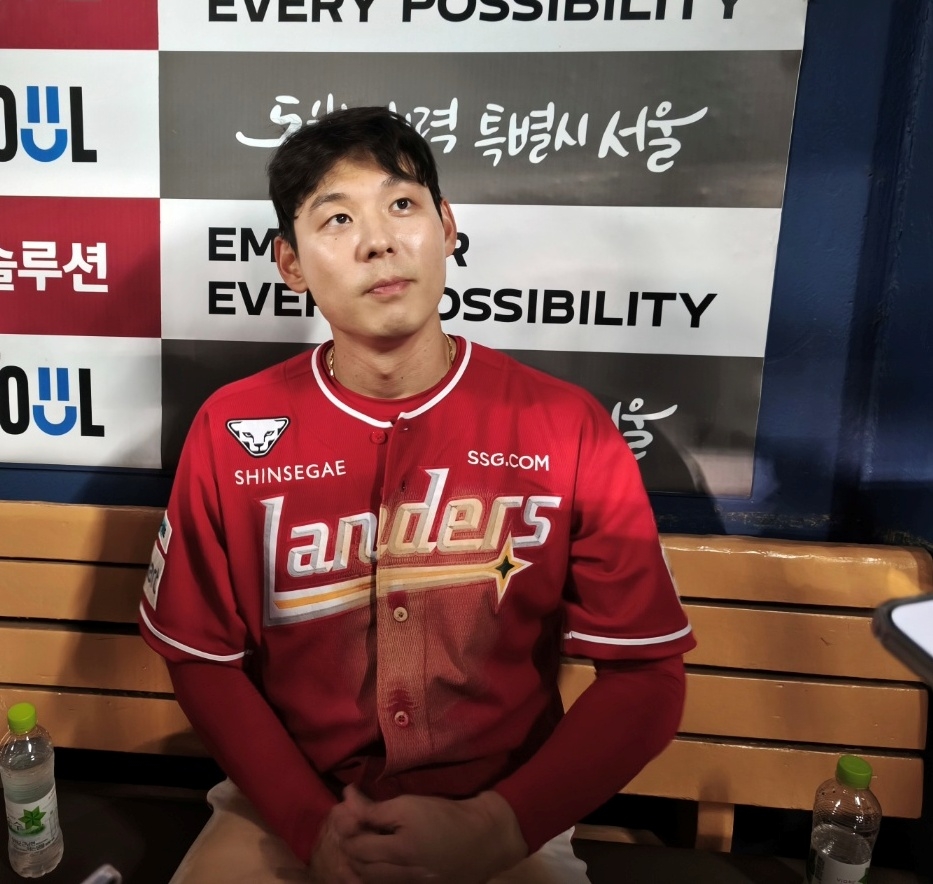 인터뷰하는 SSG 김성욱
