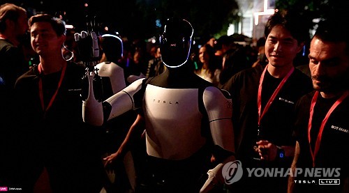 테슬라 로보택시 공개 행사에서 소개된 로봇 옵티머스. 기사와 상관없는 자료사진입니다