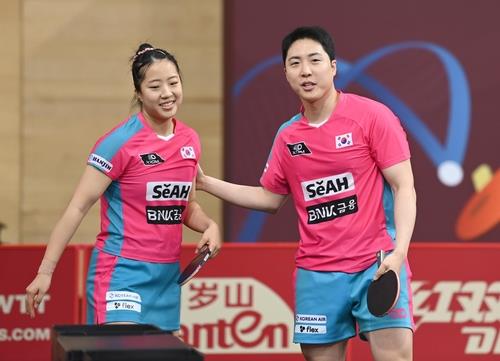 세계탁구선수권에 나선 임종훈(오른쪽)과 신유빈