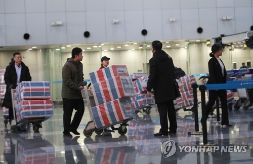 2019년 베이징 공항에서 귀국길에 오르는 북한 노동자 추정 일행