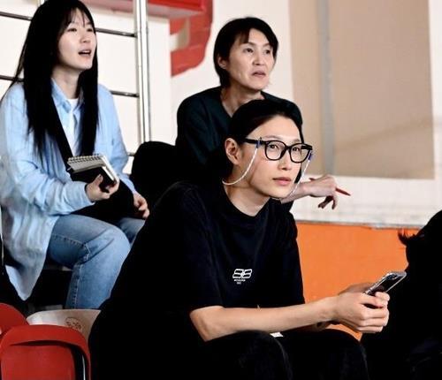 흥국생명 어드바이저로 드래프트를 찾은 김연경(앞)