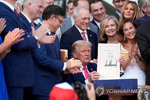 트럼프, 국정의제 핵심법안 서명…"美 경제 로켓처럼 성…