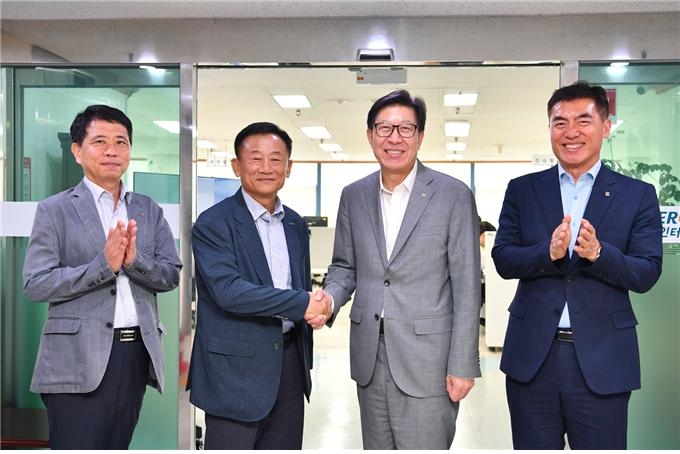 박형준 시장, 부산 잔류 결정 향토 물류기업에 혜택 약…
