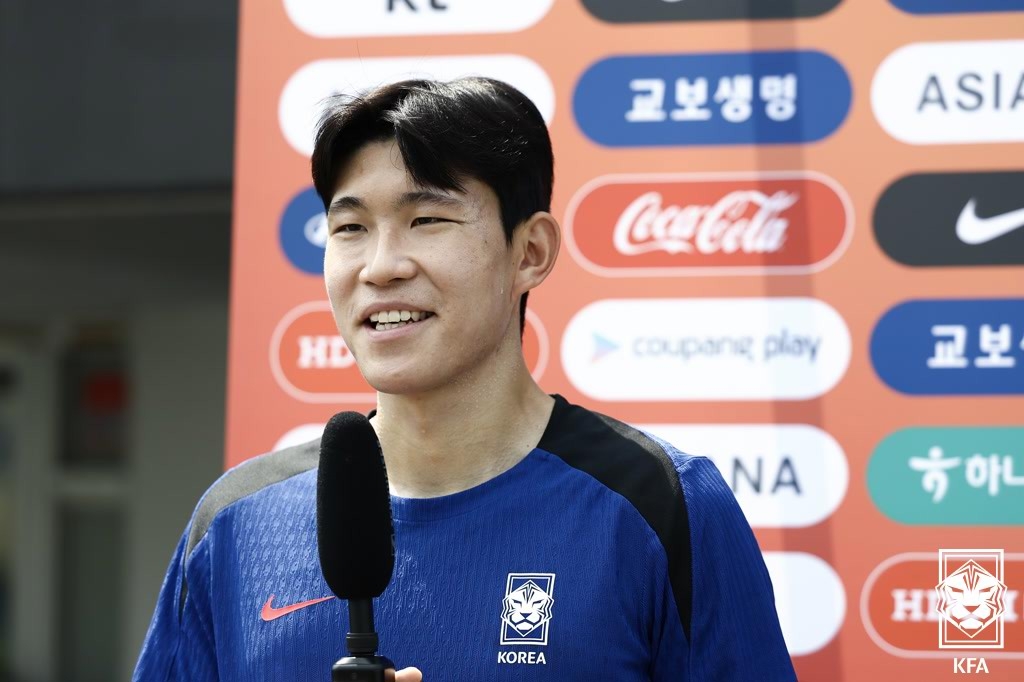 인터뷰하는 김봉수