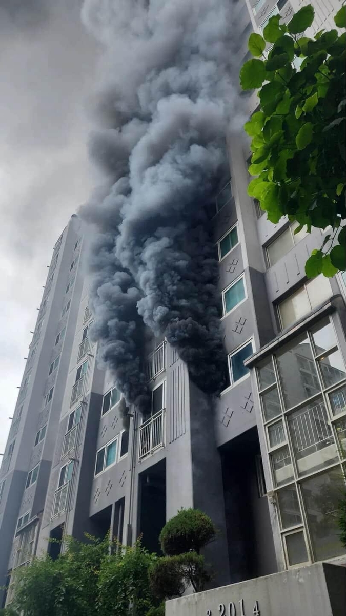 부산 북구 아파트서 화재…"2명 심정지"(종합)