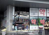 경남 진주에서 SUV가 상가로 돌진…인명피해 없어