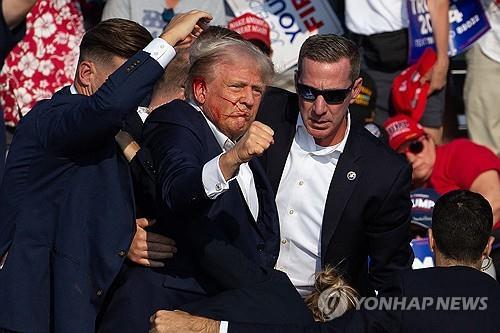 지난해 펜실베이니아 유세 중 총격을 당한 트럼프
