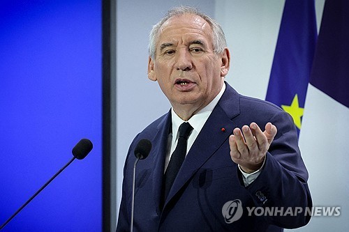 공휴일 이틀 줄이자는 프랑스 정부…야권·노동계 반발