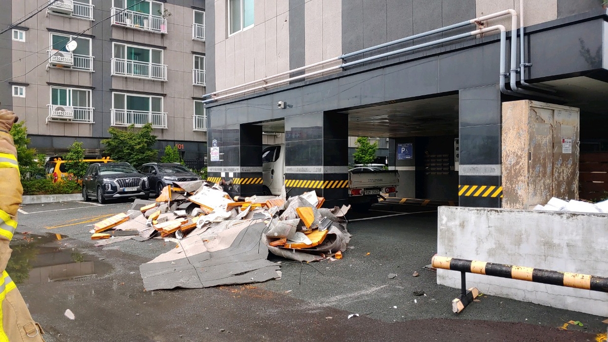 밤새 폭우 부산서 빌라 외장재 떨어져…행인 없어 '천만…