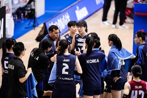 모랄레스 감독(중앙) 지시를 듣는 여자배구 대표팀 선수들