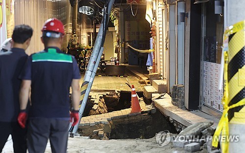 동대문구 공사장 인근 2ｍ 지반침하…건물 갇힌 1명 구조(종합)