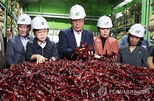 국힘 지도부 농산물 비축기지 방문…"폭우에 농작물 수급 걱정"