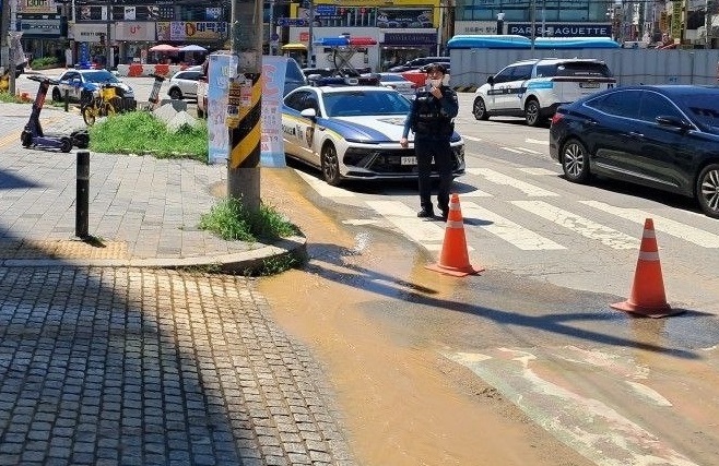 수원 도로서 70㎝ 지반 침하…소방 "상수도 배관 파손 추정"