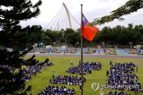 지진 대피 훈련 중인 대만 학생들