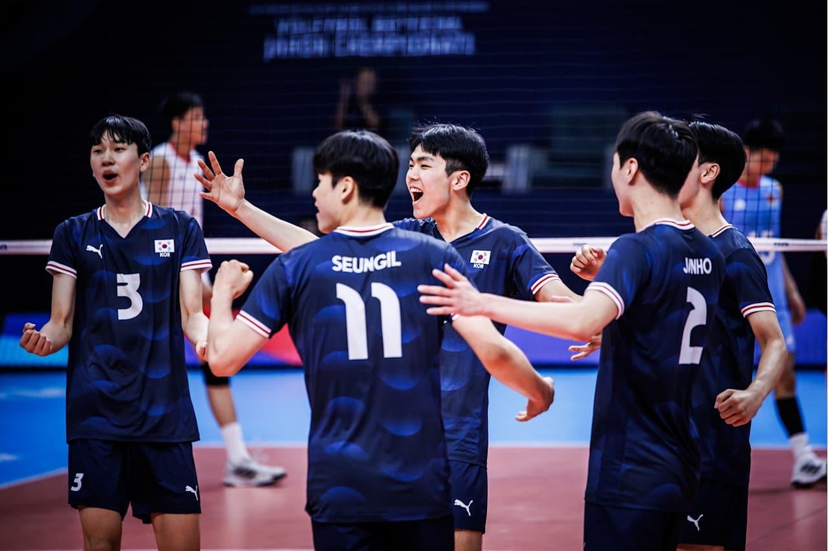 득점 후 기뻐하는 한국 U-19 남자배구 대표팀 선수들