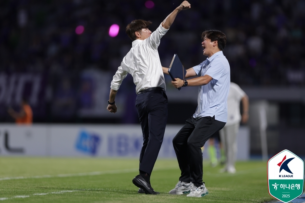 승리를 환호하는 수원FC 김은중 감독