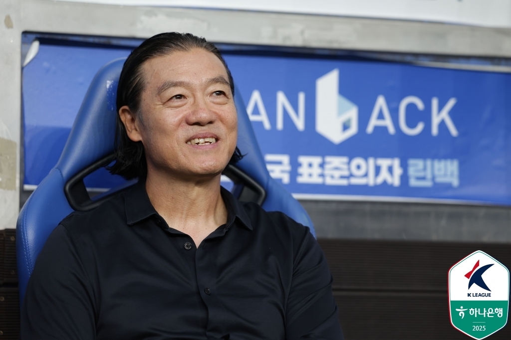 2일 수원FC와의 경기 벤치에 앉은 김판곤 감독