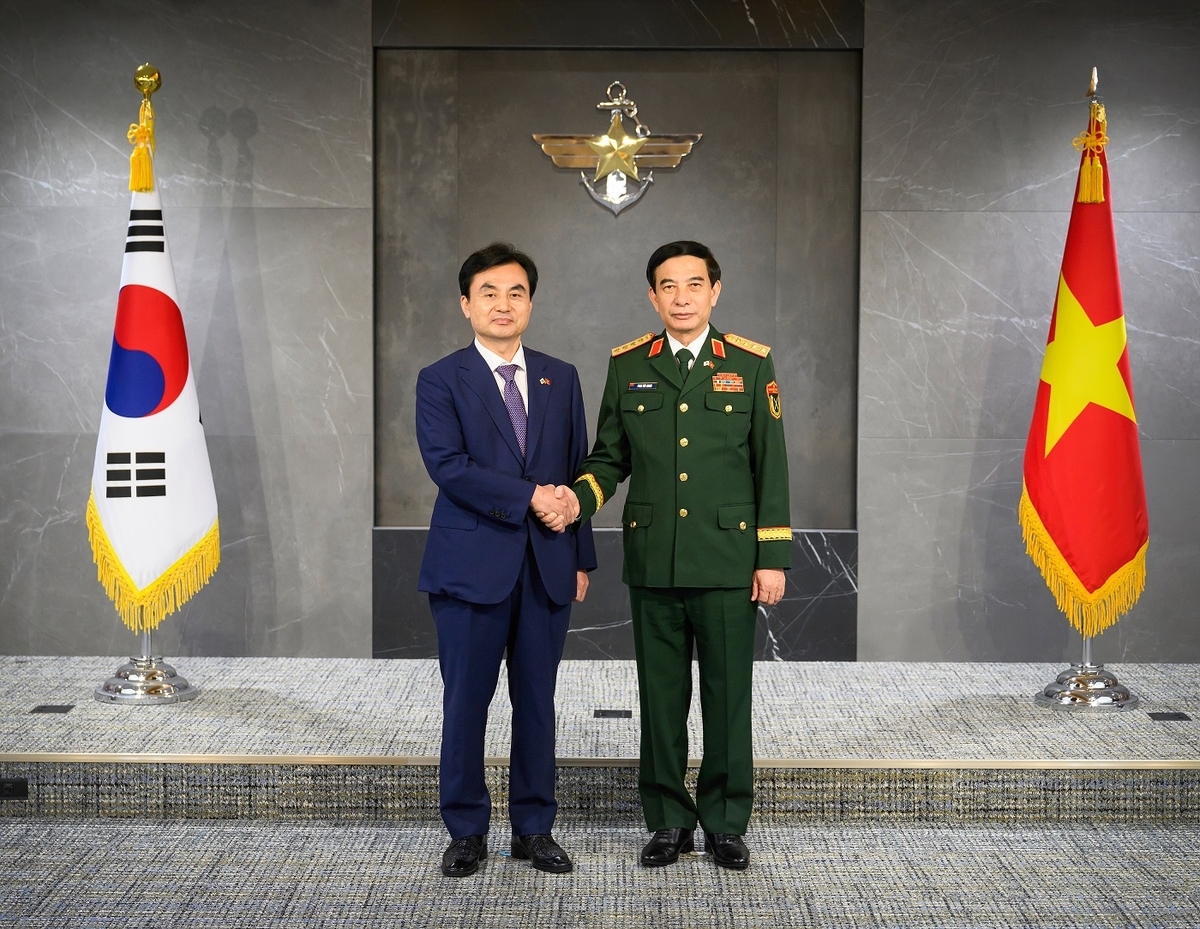 악수 중인 안규백 국방부 장관과 판 반 장 베트남 국방장관