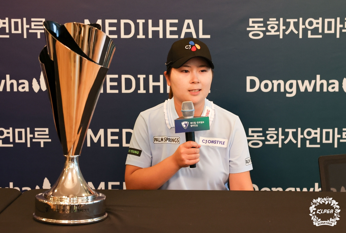 우승 기자회견 하는 홍정민.