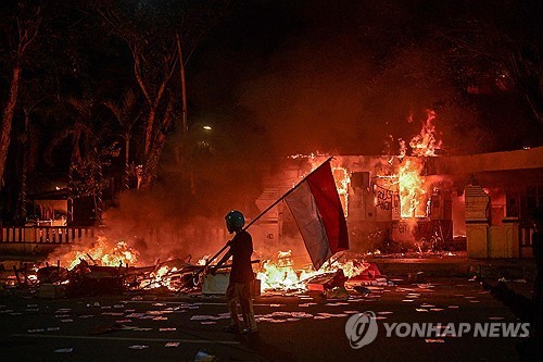 시위로 불에 탄 수라바야 건물