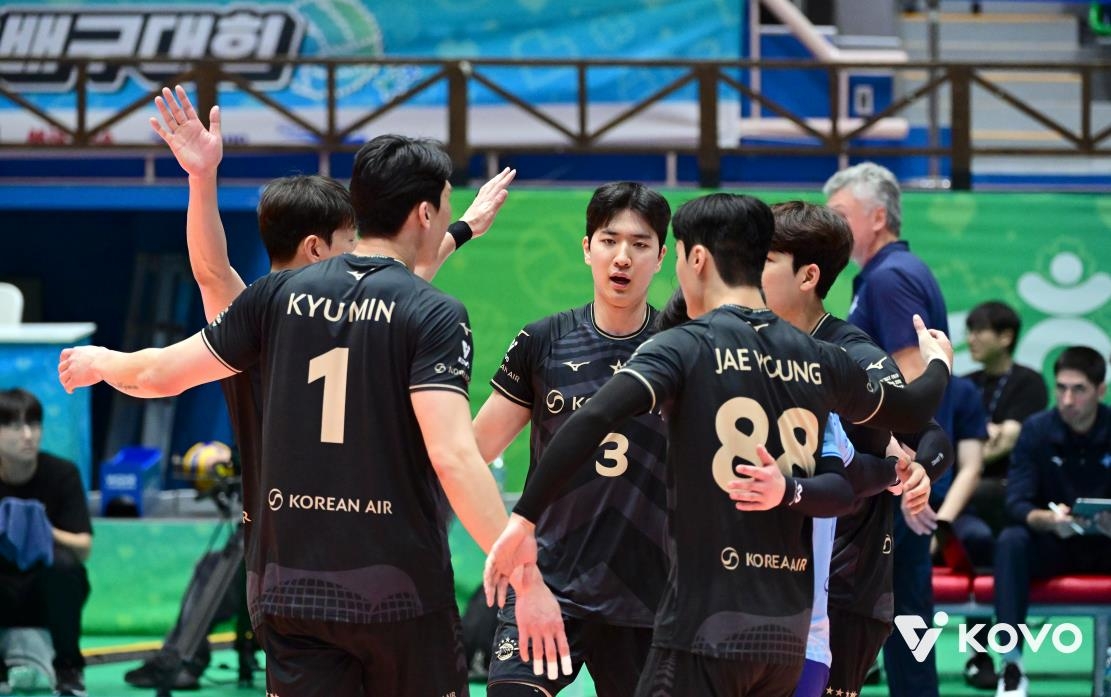 대한항공, 배구 컵대회서 우리카드 3-0 완파…헤난 감독 첫 승