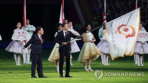 2023년 항저우 아시안게임 폐회식에서 대회기를 이양받는 일본 나고야 관계자들. 