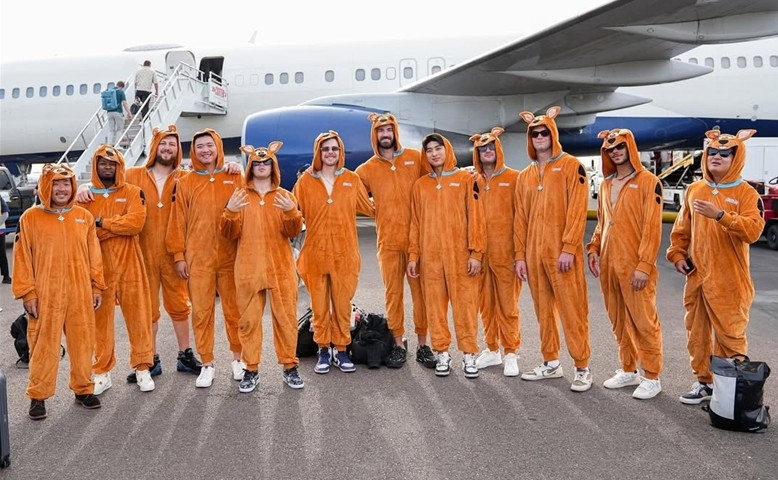 샌프란시스코 신인들과 스쿠비 두 옷을 입은 이정후(오른쪽 다섯 번째)