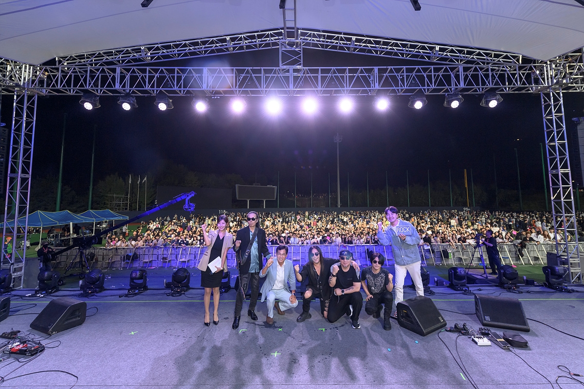 지난해 '양천 락 페스티벌'에서 뮤지션들과 함께한 이기재 구청장