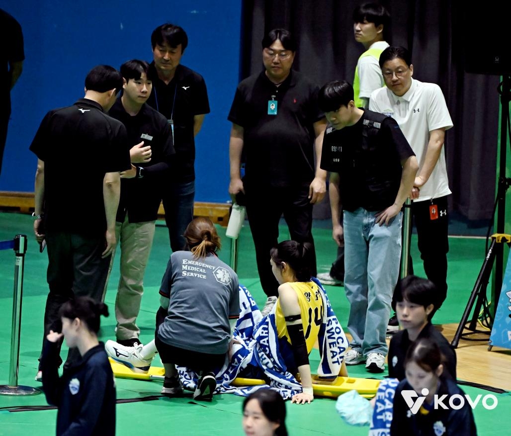 들것에 실려 밖으로 나간 현대건설 양효진(가운데)