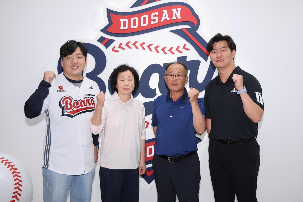 조리실장 시구·그라운드 키퍼 시타…두산, 3천만 관중 기념