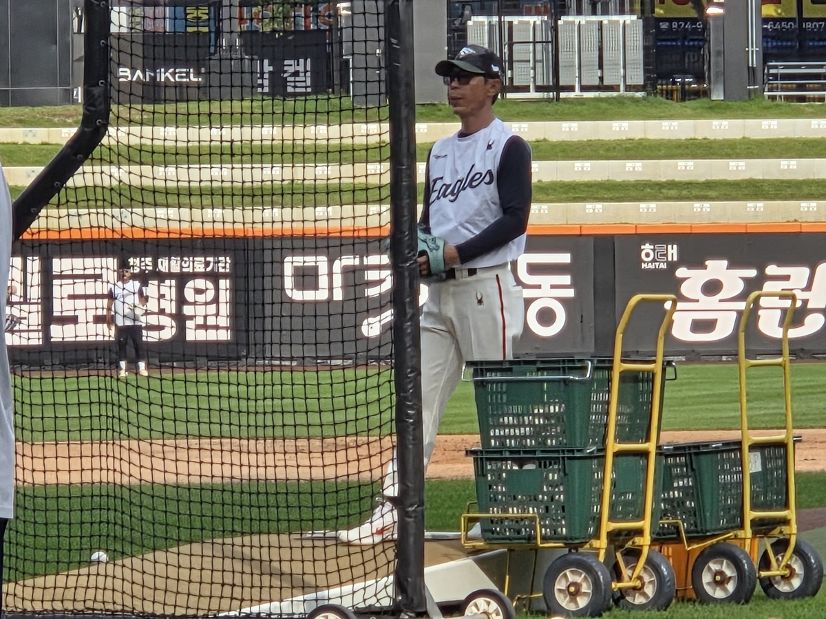 상 중에도 팀 훈련을 돕는 김재걸 코치