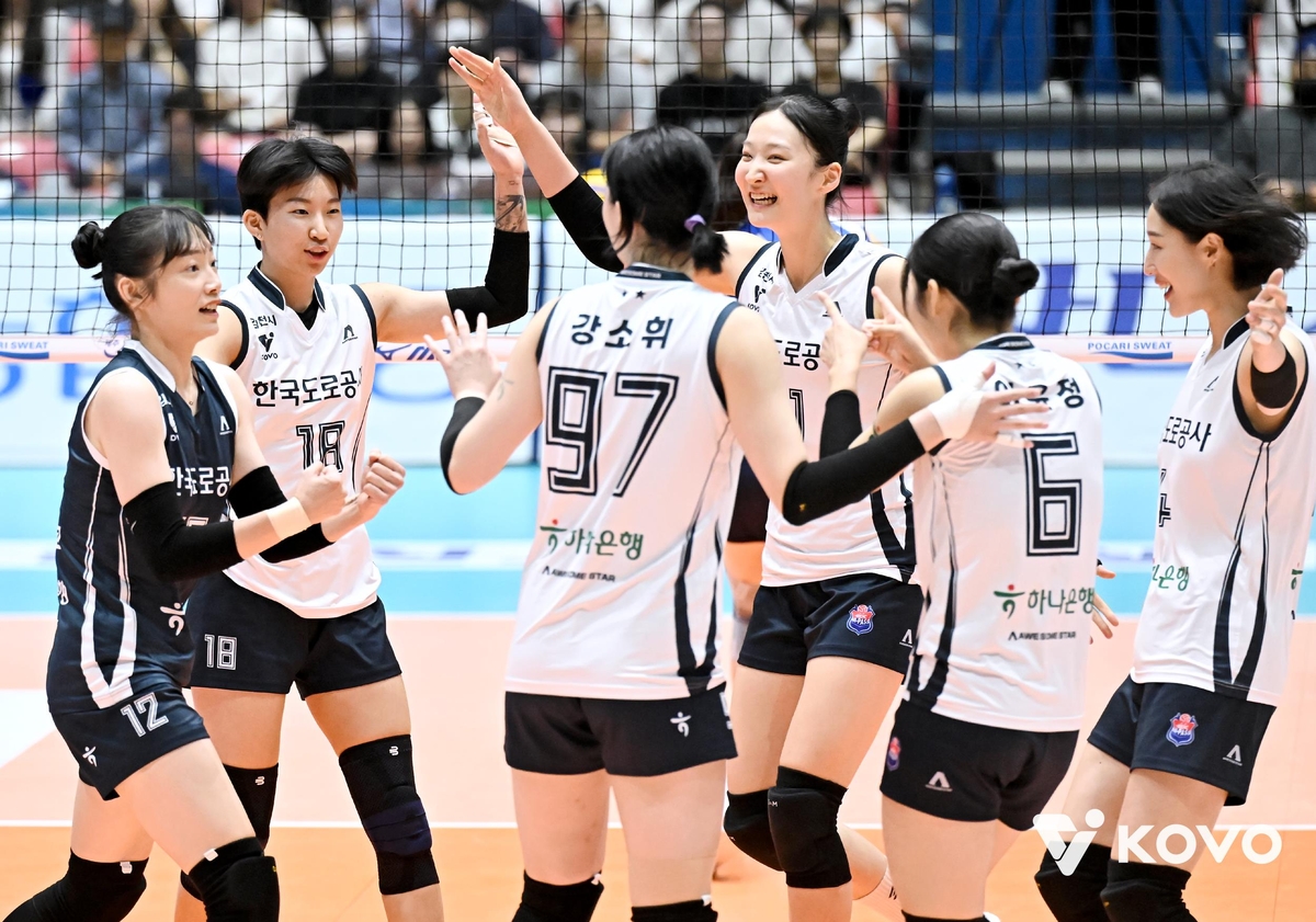 득점 후 기뻐하는 한국도로공사 선수들