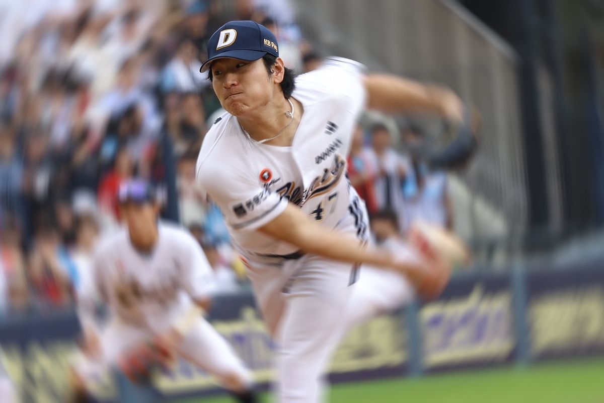 두산 선발 곽빈의 힘찬 역투