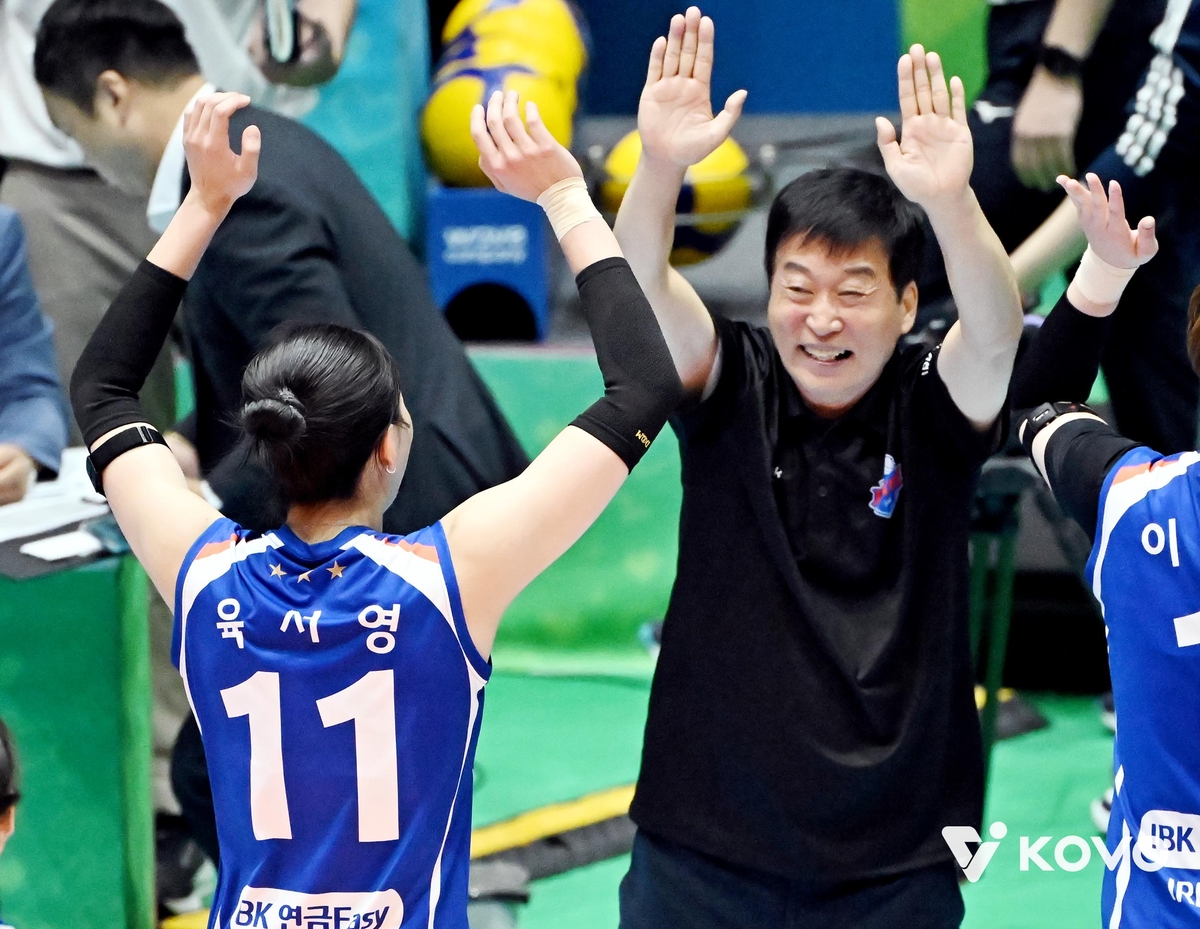 육서영과 하이파이브하는 김호철 IBK기업은행 감독