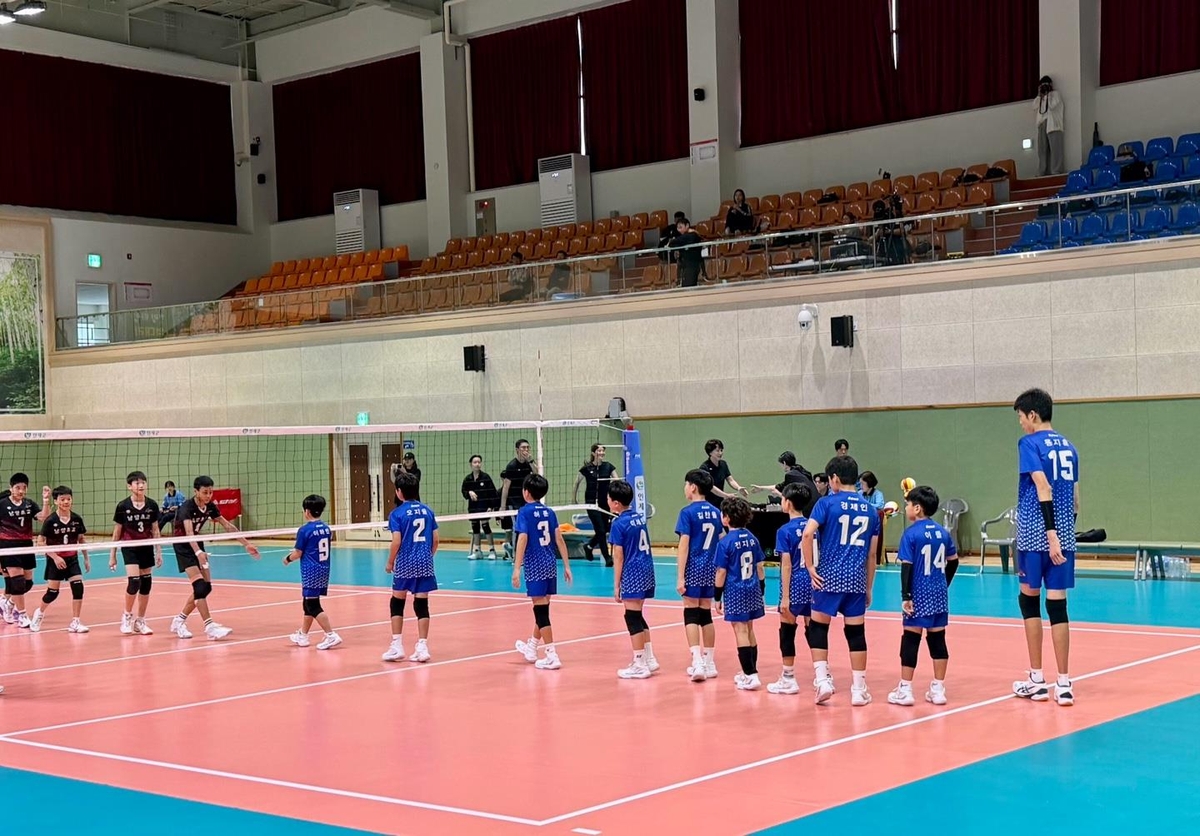 경기에 출전한 교동초등학교 용지훈(맨 오른쪽 15번)