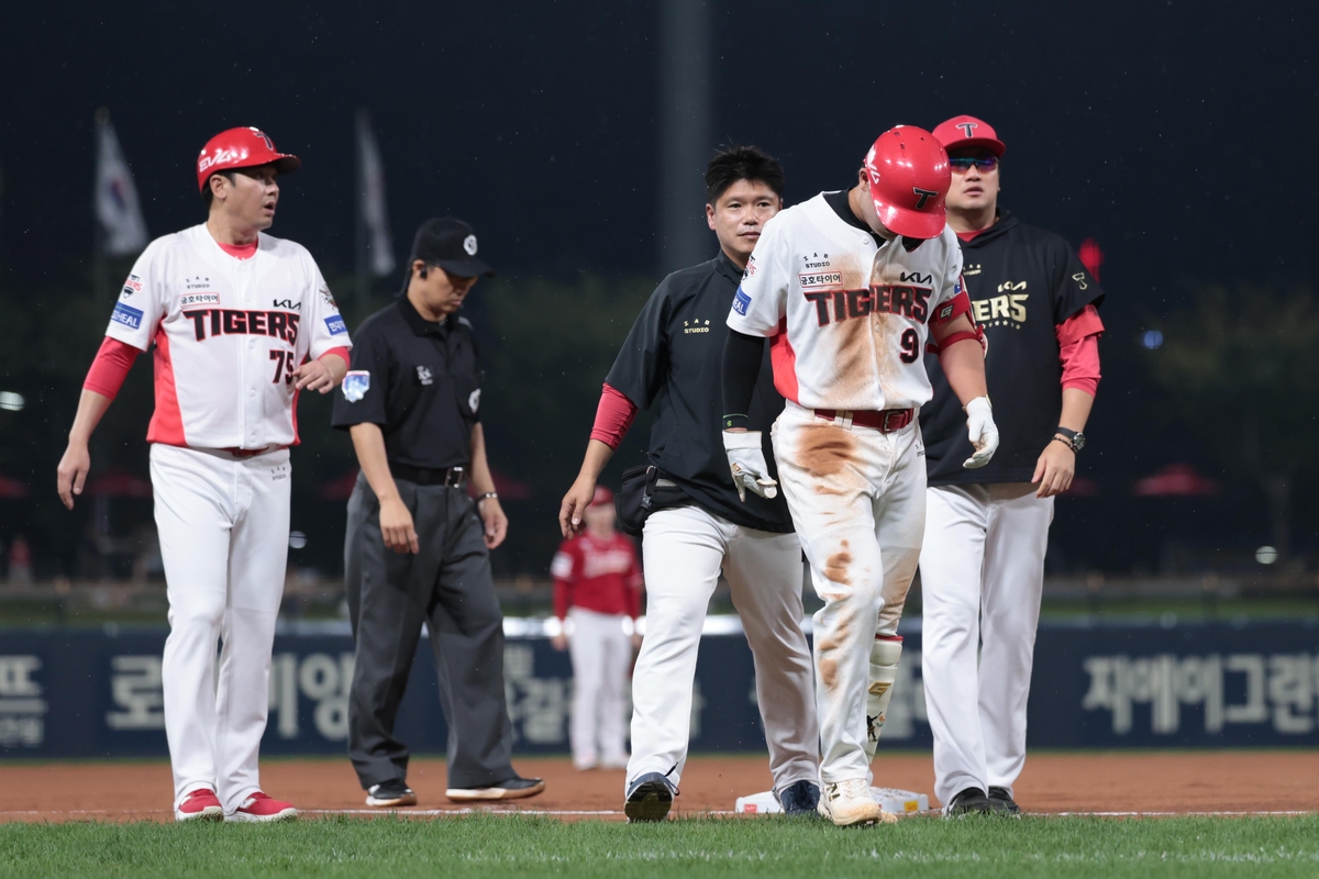 KIA 윤도현, 또 손가락 부상…1회 3루 주루 중 베이스에 접질려