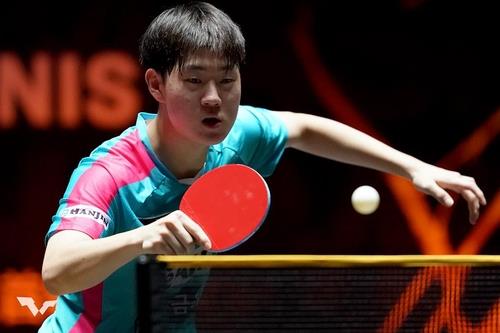 중국 스매시에 나선 오준성의 경기 장면