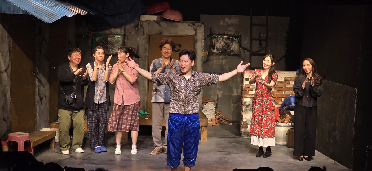 관객에게 인사하는 연극 '마트로시카' 출연진