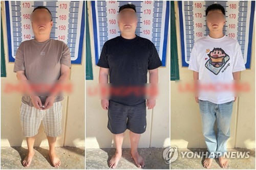 (서울=연합뉴스) '온라인 스캠' 범죄조직과 전쟁에 나선 캄보디아 당국 합동단속반이 지난 8월 캄폿주에서 펼친 단속 작전에서 체포한 중국인들을 현지 크메르타임스가 보도했다. 이들 중국인 3명은 지난 8월 한국인 대학생이 캄보디아에서 고문당한 뒤 숨진 사건을 수사한 현지 검찰에 의해 살인 혐의로 재판에 넘겨졌다. 11일(현지시간) 캄보디아 국영 AKP 통신에 따르면 전날 캄보디아 깜폿지방검찰청은 살인과 사기 혐의로 A(35)씨 등 30∼40대 중국인 3명을 구속기소 했다. 이들은 지난 8월 캄보디아 깜폿주 보꼬산 인근에서 20대 한국인 대학생 B씨를 살해한 혐의를 받고 있다. 2025.10.12 [크메르타임스 홈페이지 캡처. 재판매 및 DB 금지]