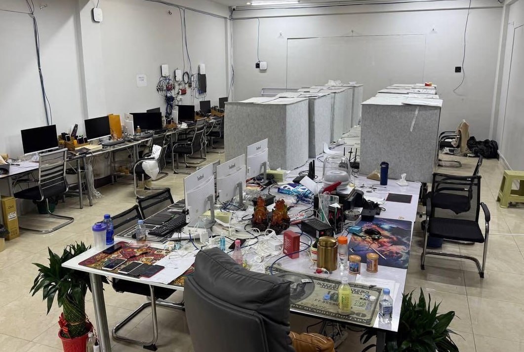 '천마'의 텔레그램 채널에 올라온 캄보디아 깜폿주 보코산의 한 범죄단지 사무실. [텔레그램 캡처]