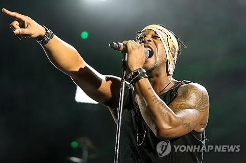'그래미 수상' 알앤비 가수 디앤젤로 별세…향년 51세